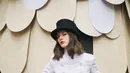 <p>Gaun mantel pendek tweed dan rok mini tulle membuka show Haute Coture Chanel Spring 2023. [@chanel]</p>