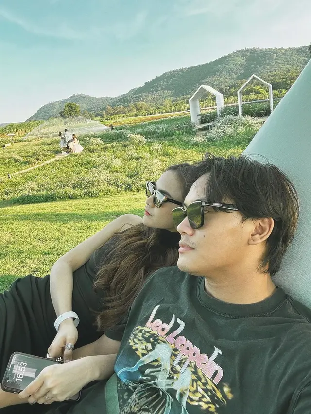 6 Potret Bucin Romantis Rizky Febian dan Mahalini Liburan di Thailand dengan Outfit Serba Hitam