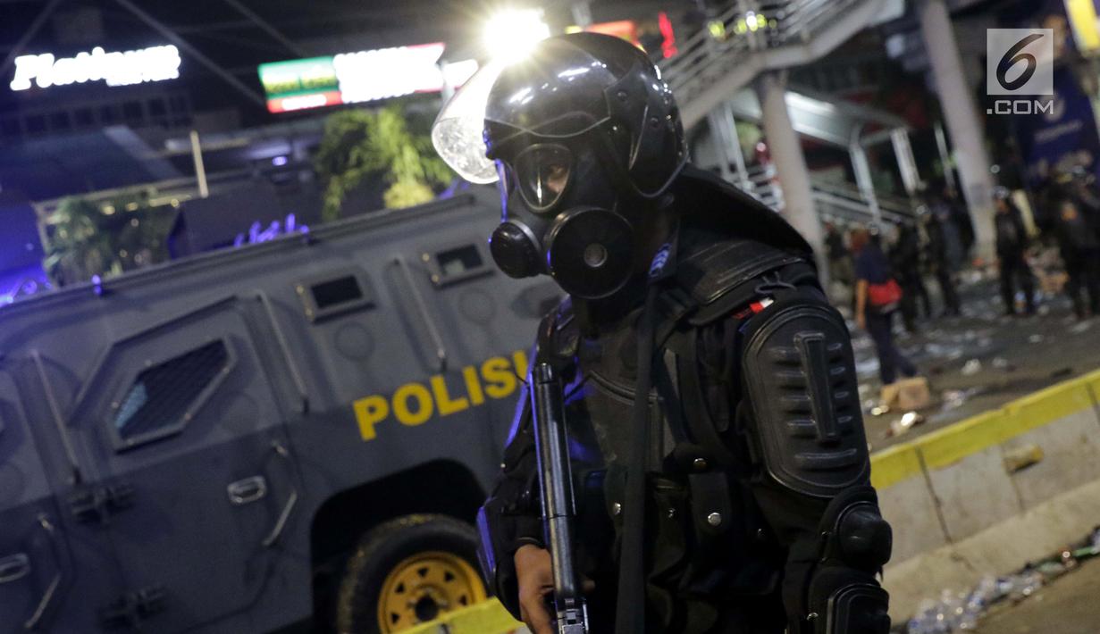 Personil Kepolisian dari satuan Brimob saat menghalau massa yang berlaku anarkis di sekitar depan Gedung Bawaslu, Jalan MH Thamrin, Jakarta, Rabu (22/5/2019). Aksi unjuk rasa yang dimotori GNKR berakhir ricuh. (Liputan6.com/HelmiFithriansyah)