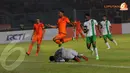 Kurnia Meiga (penjaga gawang Timnas Indonesia) berhasil mengamankan gawangnya dari gempuran pemain depan Belanda dalam Laga yang digelar di Stadion GBK JUmat 7 Juni 2013 (Liputan6.com/Helmi Fithriansyah)