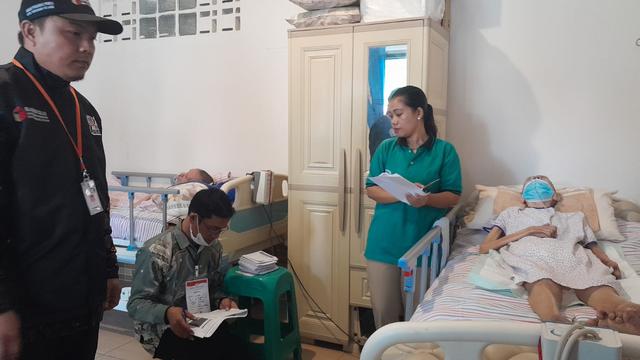 Petugas KPPS, pengawas pemilu, saksi dari TPS 901 mendatangi kamar penghuni panti yang tidak bisa memilih langsung. Oma satu ini hanya bisa terbaring dan dibantu pernapasannya dengan oksigen.