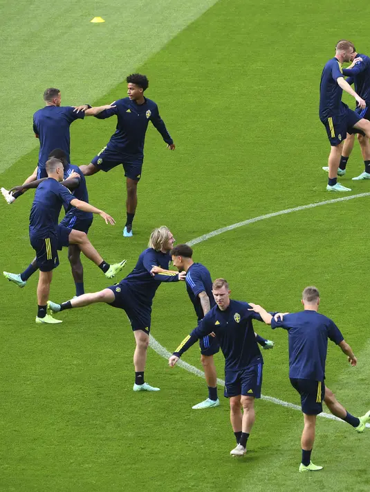 Para pemain Swedia melakukan pemanasan selama sesi latihan di Stadion Hampden Park di Glasgow, Senin (28/6/2021). Pemenang antara Swedia vs Ukraina akan bertemu Inggris atau Jerman di perempat final. (Andy Buchanan/Pool via AP)
