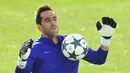 <p>Claudio Bravo bermain bersama Lionel Messi di Barcelona. Kiper asal Chile ini meninggalkan Barcelona dengan pindah ke Manchester City. Empat tahun kemudian, Bravo kembali ke Spanyol dengan bergabung Real Betis. Setelah meninggalkan klub pada musim panas ini, pemain 41 tahun itu dikaitkan dengan LA Galaxy belakangan ini. (Anthony Devlin / AFP)</p>