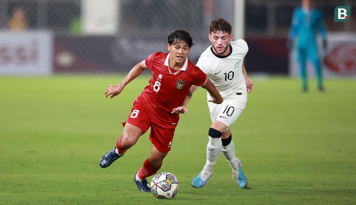 <p>Pemain Timnas Indonesia U-20, Zanadin Fariz mengontrol bola dibayangi pemain Selandia Baru, Jay Joshua Herdman pada laga International Friendly Match U-20 di Stadion Utama Gelora Bung Karno (SUGBK), Jakarta, Minggu (19/02/2023). (Bola.com/Ikhwan Yanuar)</p>