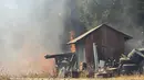 Sebuah tiang listrik dan beberapa bangunan luar rusak jika tidak dihancurkan dalam kebakaran di Idaho Maryland di Grass Valley, California, Rabu (25/8/2021). (Elias Funez/The Union via AP)
