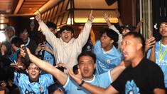 Fans City melakukan selebrasi saat Roaring Night Manchester City vs Manchester United di Babahramu Dine &amp; Bar, Episode Hotel, Gading Serpong, Tangerang, Minggu (3/3/2024). (Bola.com/M Iqbal Ichsan)