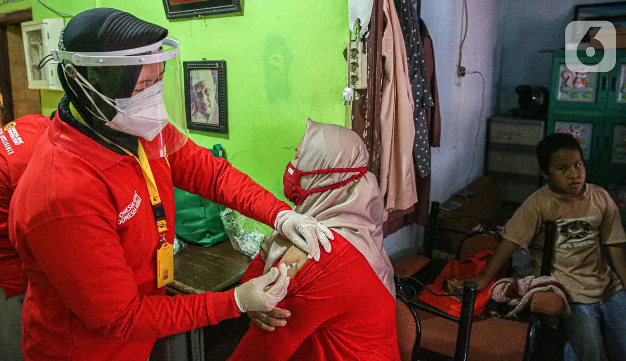 Petugas medis menyuntikan vaksin Covid-19 kepada warga saat vaksinasi Covid-19 secara door to door di kawasan Bogor, Jawa Barat, Rabu (14/7/2021). Metode vaksinasi yang digunakan BIN mengadopsi metode vaksinasi door to door yang digunakan beberapa negara. (Liputan6.com/Faizal Fanani)
