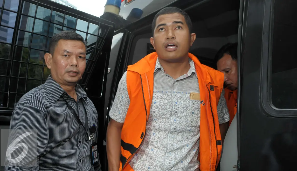 Anggota DPRD Muba, Zaini ditahan KPK, Jakarta, Selasa (26/4). Enam anggota DPRD Muba ditahan terkait suap Laporan Keterangan Pertanggung Jawaban (LKPJ) 2014 dan pengesahan APBD Kabupaten Muba tahun 2015. (Liputan6.com/Helmi Afandi)