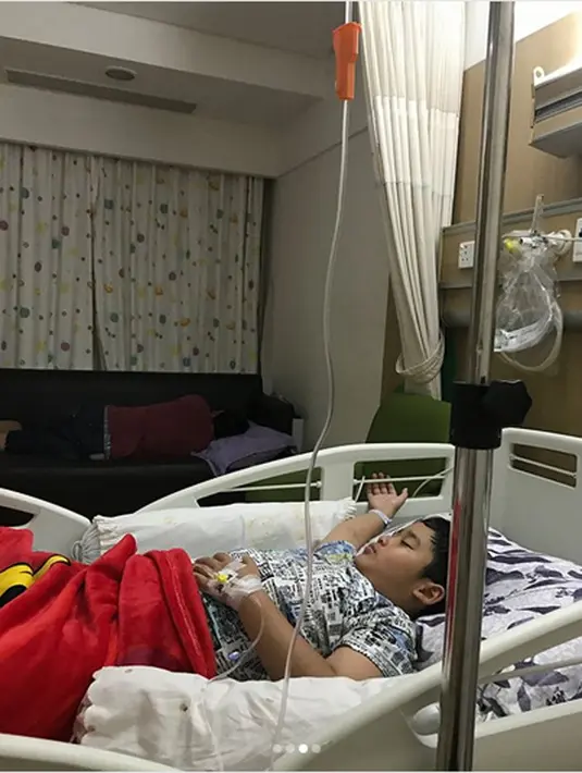 Empat foto dibagikan oleh Inul Daratista saat sedang di rumah sakit menunggu buah hatinya, Yusuf Ivander Damares yang sedang menjalani perawatan. (Instagram/inul.d)