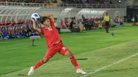 Bek Timnas Indonesia U-16, Fabio Azka Irawan melakukan lemparan ke dalam yang berujung gol pertama ke gawang Singapura yang dicetak Muhammad Mierza pada laga matchday pertama Grup A Piala AFF U-16 2024 di Stadion Manahan, Solo, Jumat (21/6/2024). (Bola.com/Radifa Arsa)