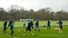 Para pemain Tottenham Hotspur mengambil bagian dalam sesi latihan di Pusat Pelatihan Enfield, London utara (12/2). Tottenham akan bertanding melawan Borrusia Dortmund pada 16 besar Liga Champions di stadion Wambley. (AFP Photo/Glyn Kirk)