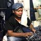 Jemi, pemuda asal Ambon yang merantau ke Semarang dan ciptakan brand fashion Saparo, Semarang (24/11/2022). Foto: Liputan6.com/Ade Nasihudin.