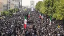 Spanduk-spanduk besar bertuliskan pujian untuk Presiden Ebrahim Raisi berkibar memenuhi ruas jalan di kota Teheran. (Foto: AFP)