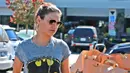 Mila Kunis terlihat santai banget saat belanja Bahka ia membawa tas belanjaan yang bisa dipakai ulang! (FameFlyNet/celebuzz)