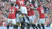 Para pemain Manchester United (MU) merayakan gol Antonio Valencia ke gawang Everton dalam lanjutan Liga Inggris di Old Trafford, Minggu (17/9/2017). (AP Photo/Rui Vieira)