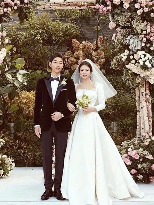 Meski telah bercerai pada tahun 2019, tetapi itu tidak berarti kita harus berhenti mengagumi gaun pengantinnya yang menakjubkan. Gaun ini terlihat simple namun elegan dengan detail kerah square neck. (Instagram/descendants_of_the_sun_02).