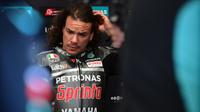 Pembalap Petronas Yamaha, Franco Morbidelli, saat mengikuti latihan bebas MotoGP Catalunya di Circuit de Barcelona-Catalunya, Jumat (25/9/2020). Pembalab Yamaha, Morbidelli, finish pertama dengan catatan waktu satu menit 39,789 detik. (AFP/Lluis Gene)