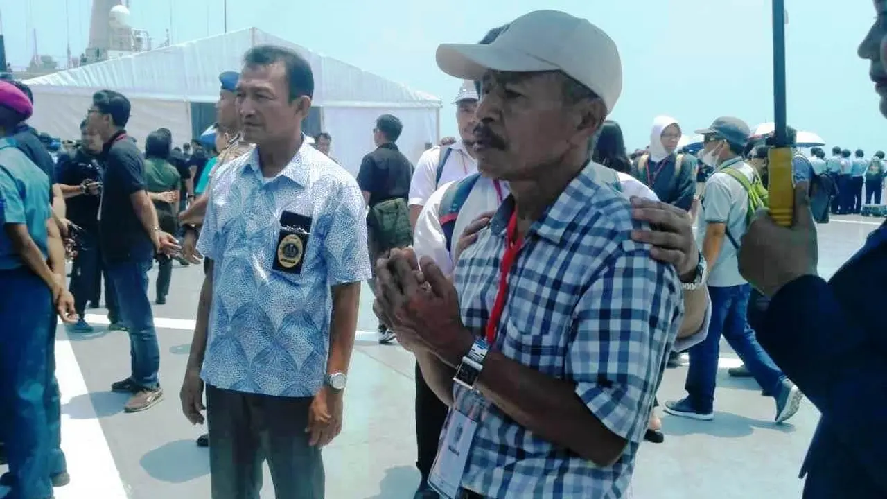 Keluarga korban saat tiba di lokasi jatuhnya pesawat Lion Air bernomor penerbangan JT 610