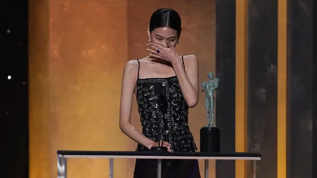 Bintang Squid Game Jung Ho Yeon menerima piala SAG Award. (AP Photo/Chris Pizzello)