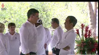 Presiden Jokowi bersama para delegasi G20 yang hari ini mengenakan atasan putih bersiap untuk menuju ke Hutan Tahura Mangrove, Bali pada Rabu (16/11/2022). (Liputan6/Benedikta Miranti)