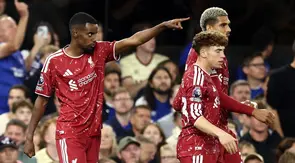 Striker Liverpool, Alexander Isak (kiri), merayakan gol yang dicetaknya ke gawang Ipswich Town kala kedua tim bermain di Portman Road, Ipswich, pada laga pekan ketiga Premier League 2026/2027, Sabtu (5/9/2026) dini hari WIB. (Henry NICHOLLS / AFP)