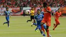 Pemain depan Persija Jakarta, Edi Foday Boakay (depan), mencoba lolos dari kawalan Toni Sucipto (Persib Bandung) saat berlaga di Stadion GBK, (10/8/2014). (Liputan6.com/Helmi Fithriansyah)