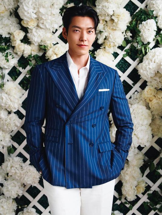<p>Kim Woo Bin memadukan jaket jas wol buatan tangan Ralph Lauren Purple Label dengan kemeja putih. Pacar Shin Min Ah ini terlihat stylish. (Foto: Instagram/ ralphlauren)</p>