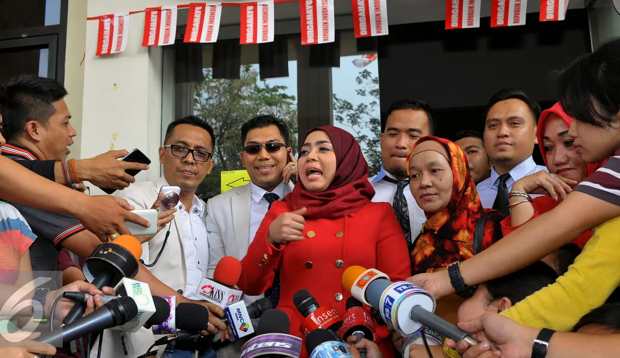 Muzdalifah memberikan keterangan pers saat tiba di Pengadilan Agama Tanggerang, Selasa (1/9/2015). Muzdalifah akan menjalani sidang perdana gugatan cerai kepada suaminya Nassar. (Liputan6.com/Faisal R Syam)