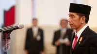 Presiden Jokowi saat memimpin acara pelantikan Kepala Staf Presiden Teten Masduki di Istana Negara, Jakarta, Selasa (2/9). Teten menggantikan Luhut yang kini menjabat Menko Polhukam. (Liputan6.com/Faizal Fanani)