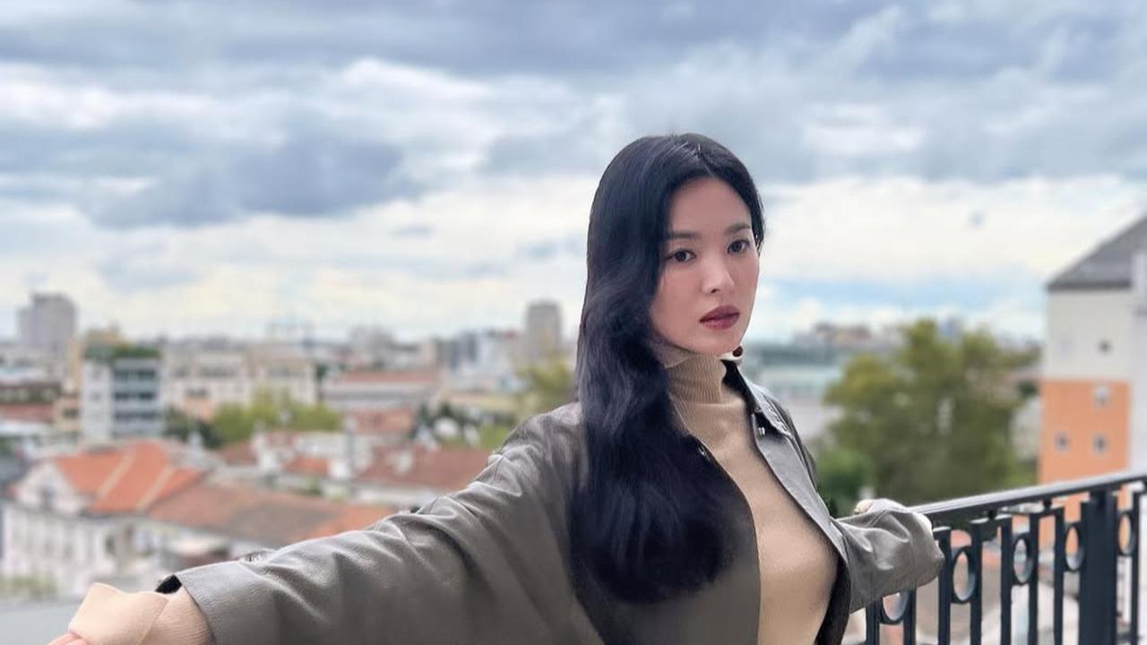 Song Hye Kyo Pakai Busana Semi Formal