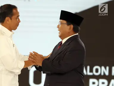 Capres no. urut 01 Joko Widodo atau Jokowi dan Capres no. urut 02 Prabowo Subianto berjabat tangan usai debat keempat Pilpres 2019 di Jakarta, Sabtu (30/3). Debat mengangkat tema tentang ideologi, pemerintahan, pertahanan dan keamanan, serta hubungan internasional.(Liputan6.com/JohanTallo)