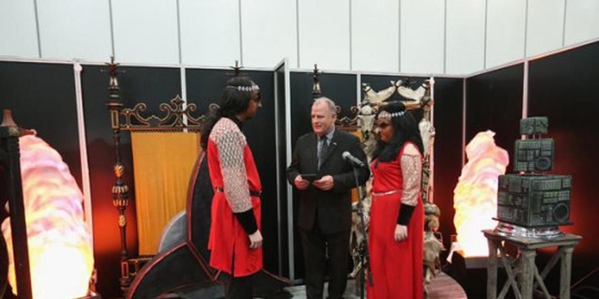 Pasangan Star Trek menikah ala Klingon