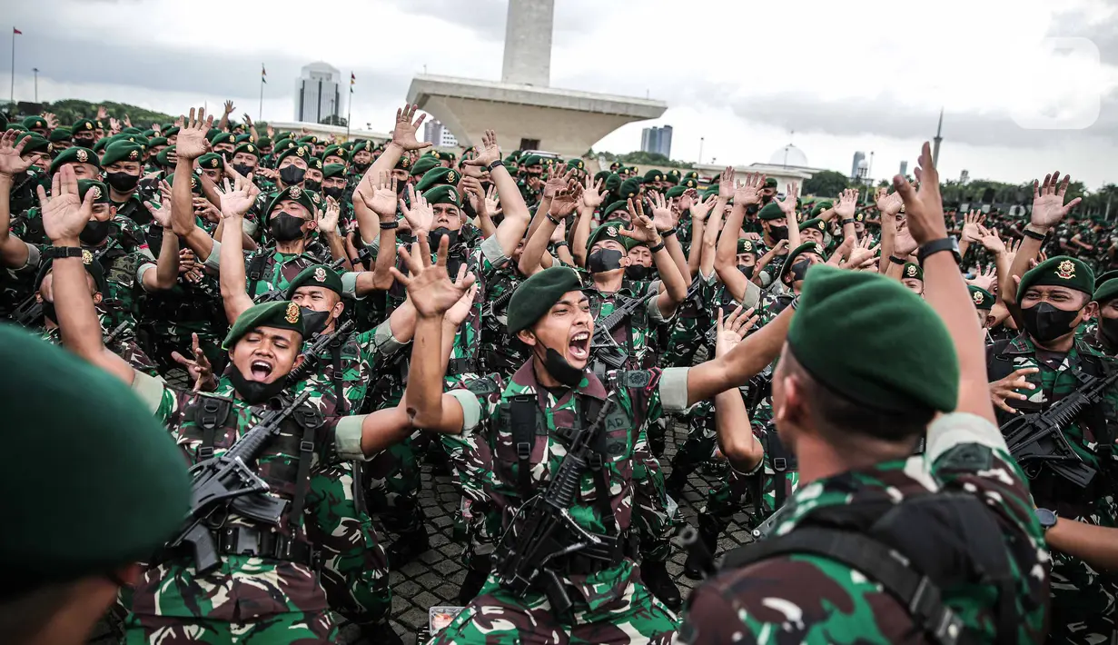 Prajurit TNI AD menyanyikan yel-yel usai mengikuti Apel Gelar Pasukan Jajaran TNI AD yang dipimpin KSAD Jenderal Dudung Abdurachman di Lapangan Monas, Jakarta, Selasa (25/1/2022). Pasukan TNI AD dan Alutsista dipamerkan saat mengikuti gelar apel pasukan. (Liputan6.com/Faizal Fanani)