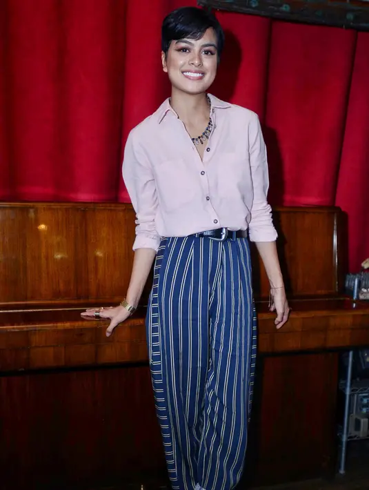 Di usianya yang masih muda, Eva tidak hanya mencipta lagu, tapi juga mengaransemen musiknya. Berkat cintanya pada dunia musik, album itu akhirnya terwujud. (Adrian Putra/Bintang.com)