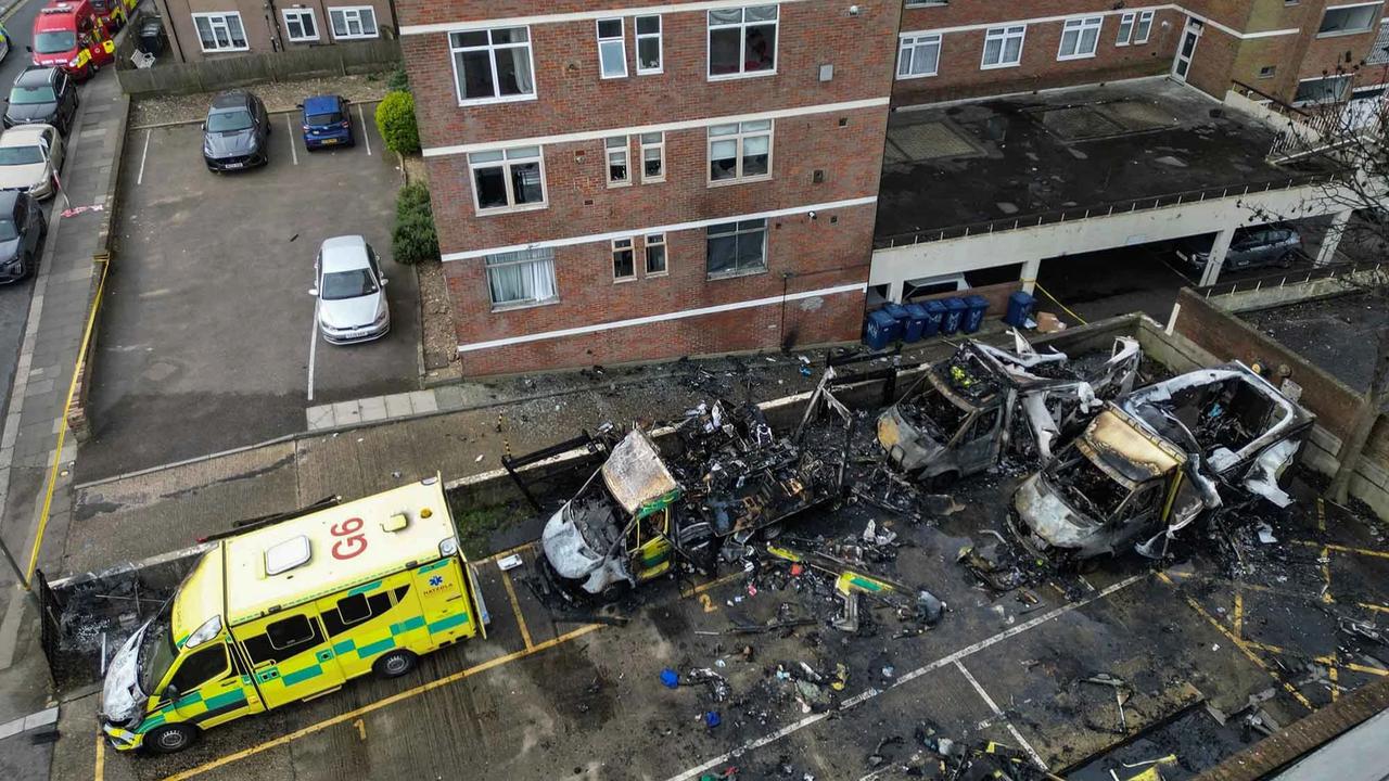 FOTO:  Ambulans Milik Komunitas Yahudi Dibakar di London Utara