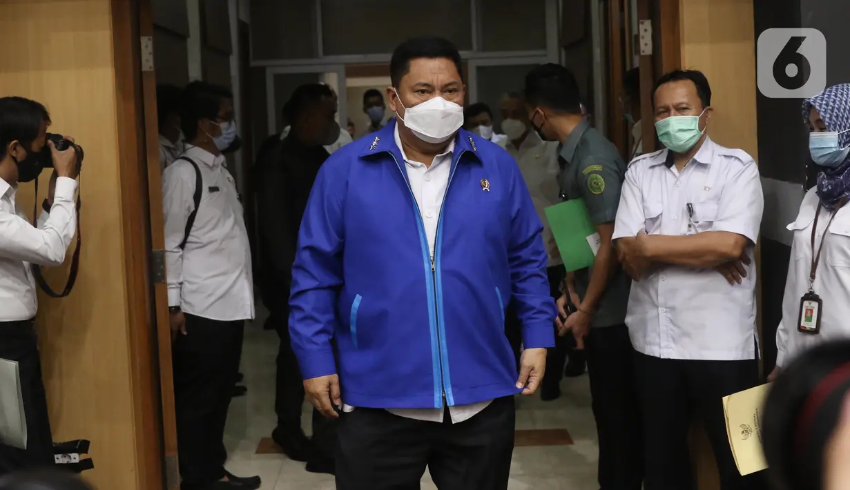 Kepala Badan Narkotika Nasional (BNN) Komjen Pol Petrus Reinhard Golose  tiba menghadiri rapat dengar pendapat dengan Komisi III DPR di Kompleks Parlemen, Senayan, Jakarta, Senin (7/6/2021). Rapat membahas penyusunan program kerja tahun 2022. (Liputan6.com/Angga Yuniar)