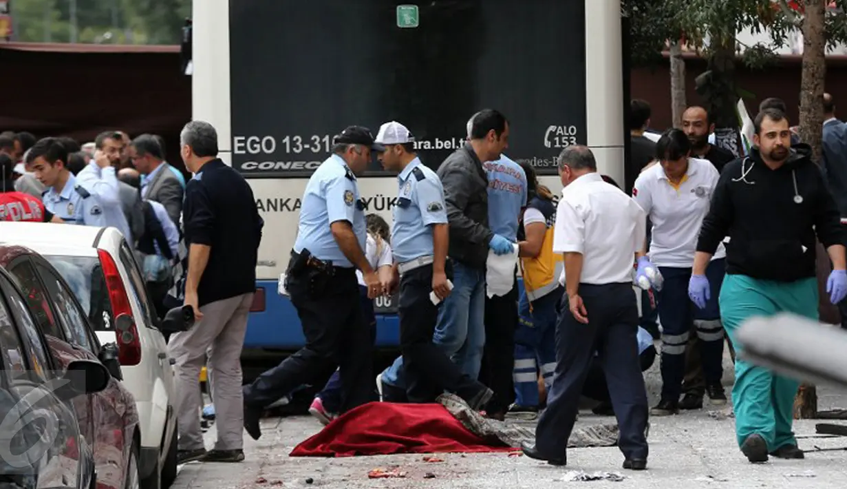 Petugas mengevakuasi korban tewas akibat sebuah bus menabrak halte yang penuh penumpang di distrik Dikimevi, Ankara, Turki, Kamis (1/10/2015). 12 orang tewas akibat bus kehilangan kendali karena mengalami rem blong. (AFP PHOTO/ADEM ALTAN)