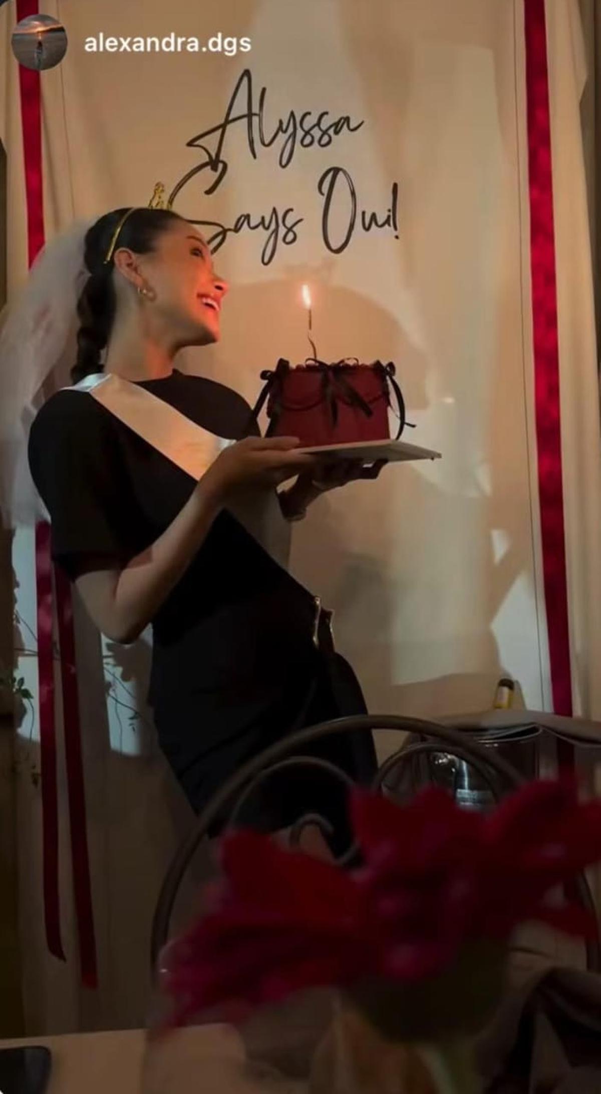 7 Potret Alyssa Daguise Kembali Dapat Kejutan Bridal Shower dari Sahabat, Private Dinner Penuh Mawar Merah