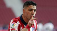 Striker Atletico Madrid, Luis Suarez, melakukan selebrasi usai mencetak gol ke gawang Real Madrid pada laga Liga Spanyol di Stadion Wanda Metropolitano, Minggu (7/3/2021). Kedua tim bermain imbang 1-1. (AP/Manu Fernandez)