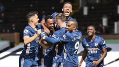 Pemain Arsenal merayakan gol yang dicetak Gabriel Magalhaes ke gawang Fulham pada laga Liga Inggris di Craven Cottage, London, Sabtu (12/9/2020) malam WIB. Arsenal menang 3-0 atas Fulham. (Ben Stansall/Pool via AP)