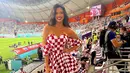 <p>Mantan Miss Kroasia Ivana Knoll beresiko menghadapi denda dan hukuman penjara setelah mengenakan busana ketat terbuka di Piala Dunia 2022 Qatar. (FOTO: instagram.com/knolldoll/)</p>