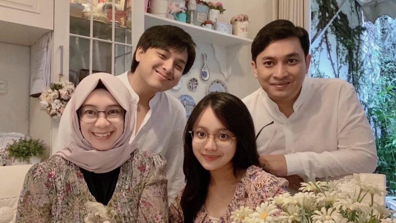 Yara mendapat banyak ucapan selamat. Salah satunya dari penyanyi Rossa.<br>