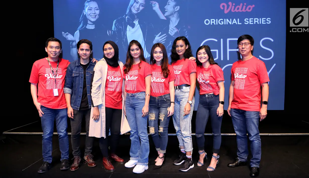 CEO Vidio Sutanto Hartono (kanan) bersama Deputi CEO Vidio Hermawan Sutanto, Head Of Marketing Vidio Ade Muti dan para pemain Girls In The City foto bersama saat peluncuran Vidio Original Series di Jakarta, Jumat (22/3). (Liputan6.com/JohanTallo)