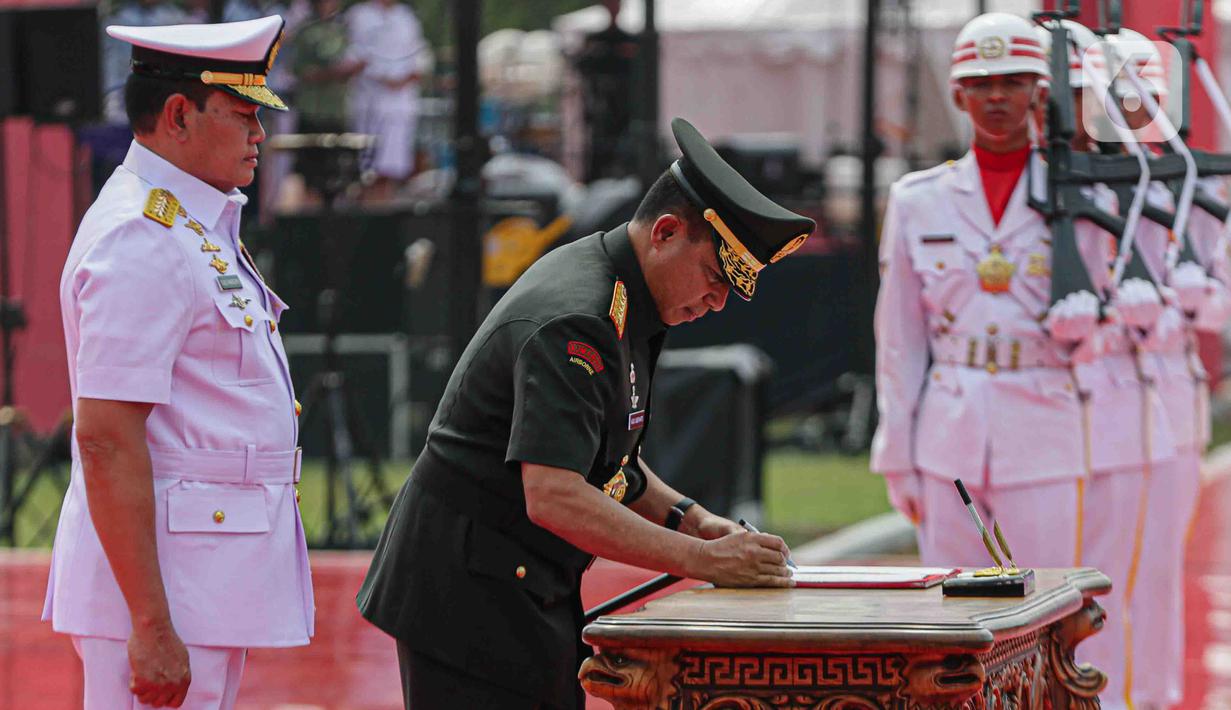 Setelah penyerahan panji-panji, dua perwira tinggi (Pati) TNI itu menandatangani dokumen sebagai tanda penyerahan pos Panglima TNI. (Liputan6.com/Faizal Fanani)