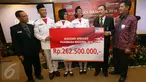 Direktur Human Capital dan Asset Management BRI, Randi Anto (kedua kanan) secara simbolis menyerahkan Beasiswa Apresiasi Paskibraka Nasional 2016 di Gedung BRI, Jakarta (18/08).  Bank BRI memberikan Beasiswa senilai Rp.262.500.000,- (Liputan6.com)
