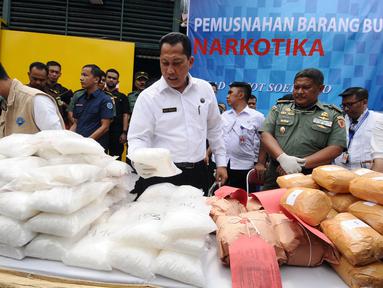 Kepala BNN, Komjen Pol Budi Waseso (tengah) mengecek barang bukti narkoba yang akan dimusnahkan di Insenerator RSPAD, Jakarta, Rabu (7/9). Barang bukti yang dimusnahkan 173, 318 Kg sabu dan 2.851,887 gram ganja. (Liputan6.com/Helmi Fithriansyah)