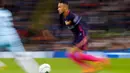 Penyerang Barcelona, Neymar berlari membawa bola saat berhadapan dengan Manchester City pada grup C Liga Champions di stadion Etihad, Manchester, (2/11). City menang atas Barcelona dengan skor 3-1. (Reuters/Phil Noble)