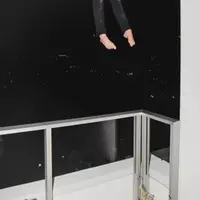 Tragis, wanita ini 'menempel' di balkon lantai 14 sebelum akhirnya jatuh setelah bertengkar dengan pria yang ia kenal dari Tinder. (Via: mirror.co.uk)