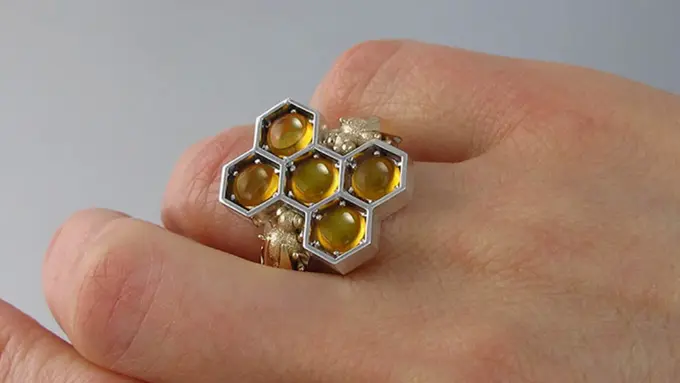 Jadi Pingin Makan Madu, 6 Perhiasan Ini Bentuk Sarang Lebah 