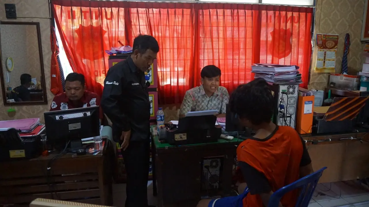 Polisi memeriksa tersangka pembunuhan di Pemalang, Jawa Tengah. (Foto: Liputan6.com/Polres Pemalang/Muhamad Ridlo)